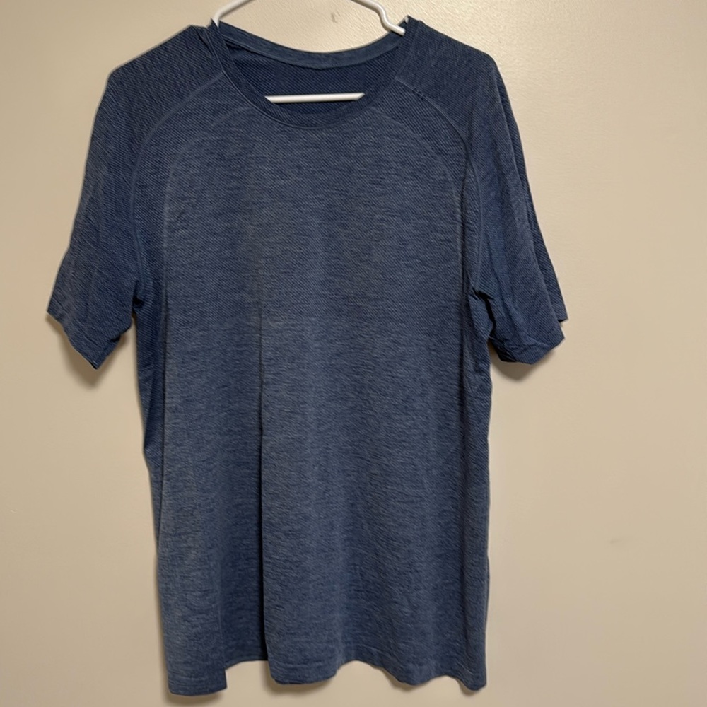 LULULEMON T-SHIRT